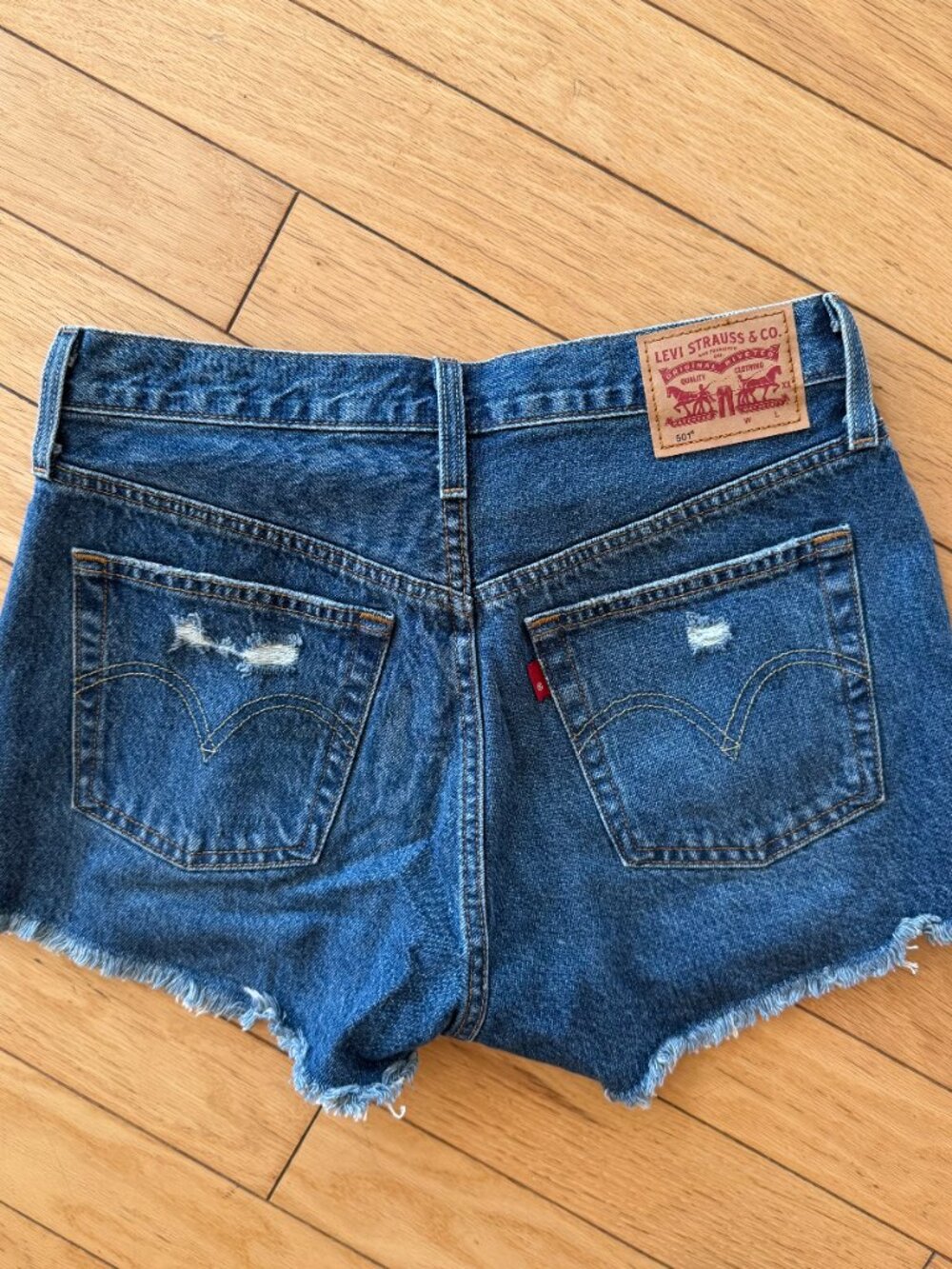 Levi’s 501 Medium Wash Distressed Denim Shorts – High Rise (W27) - Picture 6 of 6